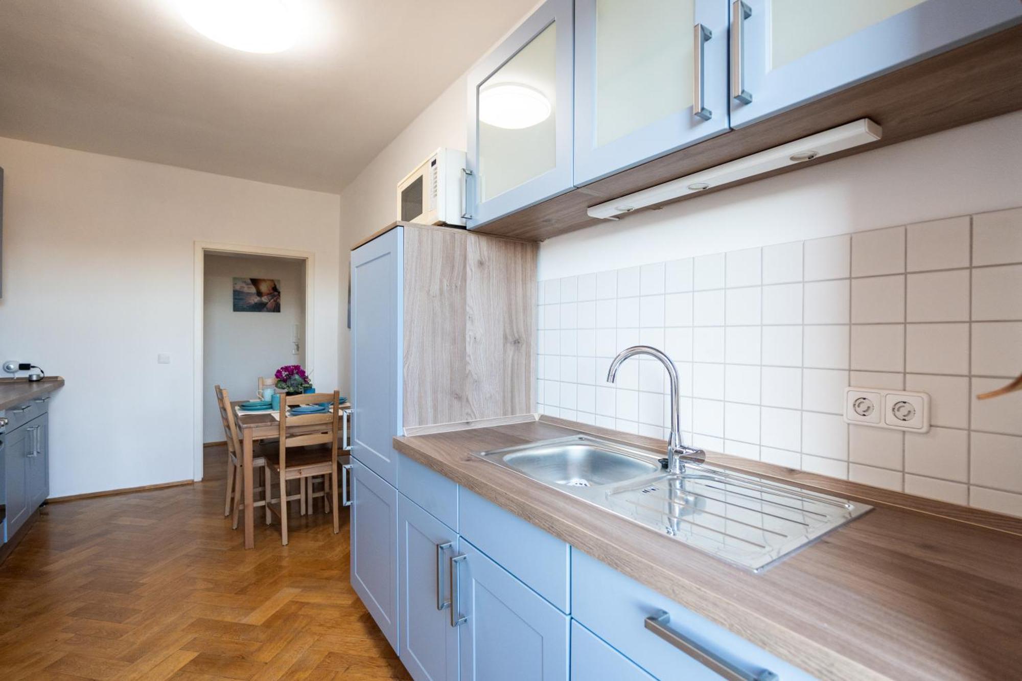 Doppelhaus- Villa Leipzig Schleussig , Moderner Altbau Apartment Dachetage Mit 2 Schlafzimmern Und Separatem Zusatzzimmer , Parkplatz - Balkon - Kamin - Eicheparkett - Arbeitsplatz Exterior photo
